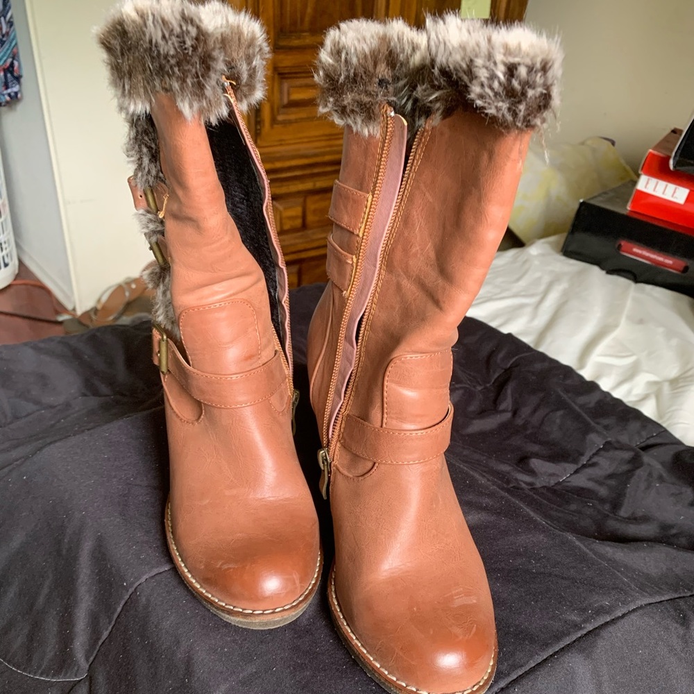 Brown ankle boots with fur.